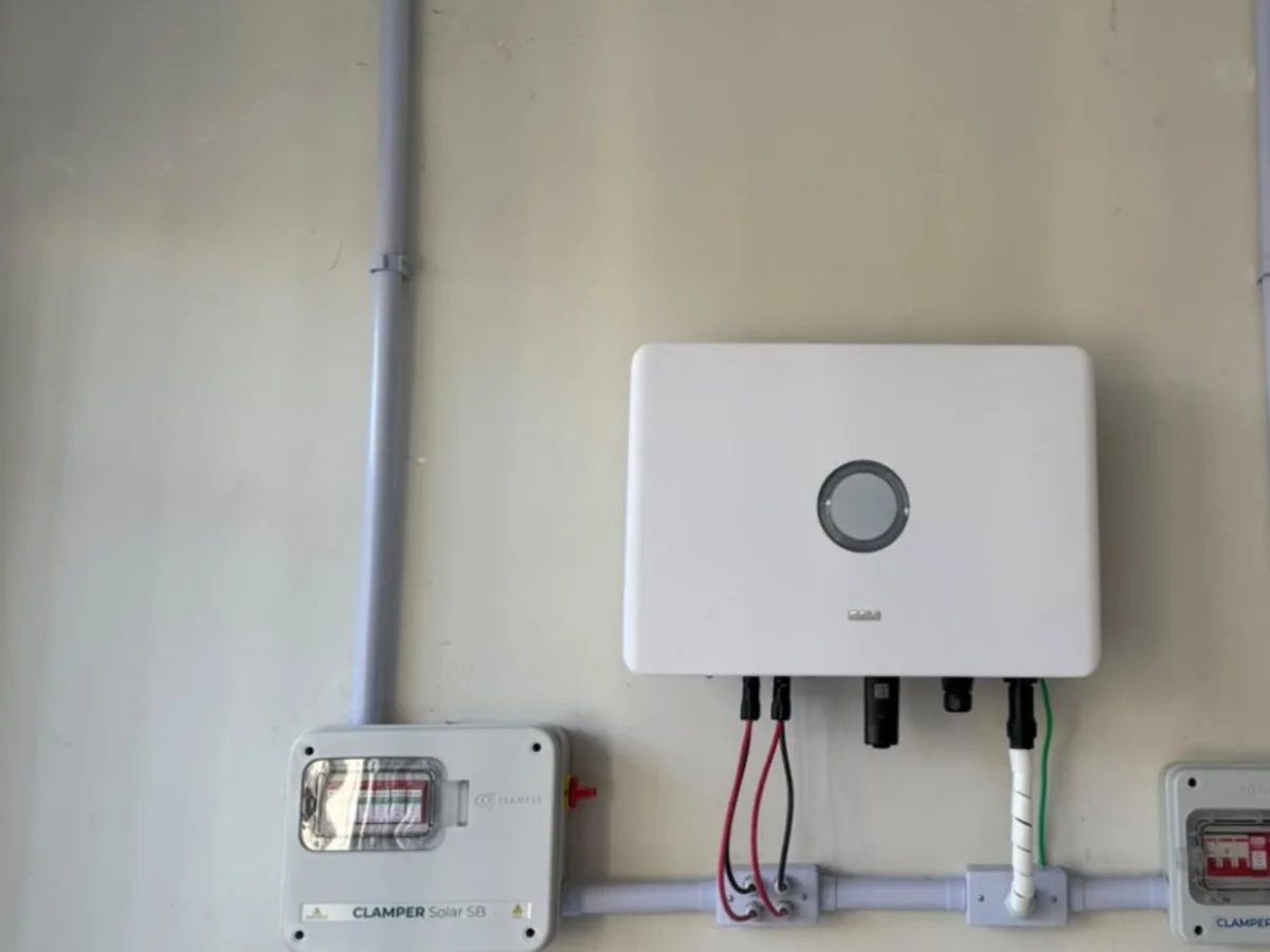 Inversor fotovoltaico com proteções elétricas e acabamento técnico